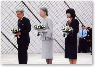 写真：天皇皇后両陛下ご供花